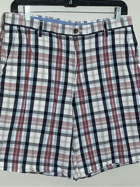Izod Men’s Plaid Flat-Front Shorts in White, Navy & Red waist 38